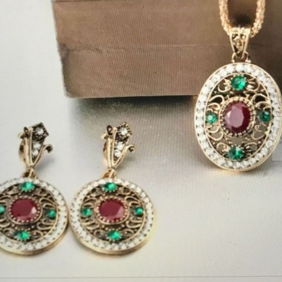 Necklace, Earrings Set, Elegant, Vintage Style Medallion Motif - Picture 7 of 7